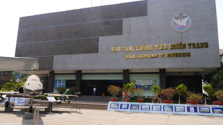 現実とは思えない悲しい写真ばかりですが、行く価値あり