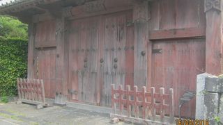 今はこの屋敷門のみが敷地内に残っているだけです。