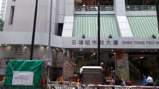 市場や食堂、その他いろいろ入った公共総合ビル