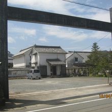 入り口の様子です。奥が美術館になります。