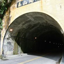 このトンネルの右の道を行くと傾斜キツいよ。