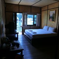 大きいベッドの客室。