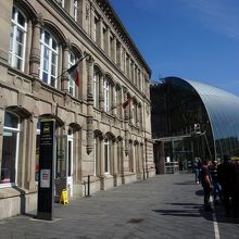 AVIS営業所は、ガラスドームの駅舎の南隣のビルです。