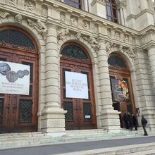 外観です。反対側にある自然史博物館と外観はそっくりです。