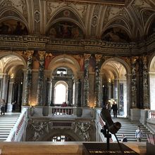 2階の回廊にある双眼鏡でクリムトを観れます