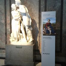 部屋の前にはどんな作品が展示されているか案内が出ています