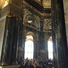 館内のカフェ。混んでいました。