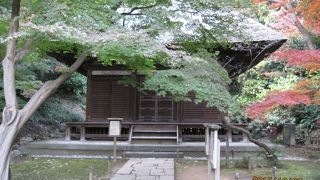 三溪園の内苑の一番奥にある建物で、原家の持仏堂とされていました。