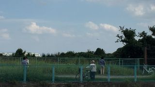 真上を飛行機が飛んでいきます。飛行機好きにはたまりません。