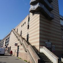 駐車場ビル、エレベーターで６階屋上駐車場へ