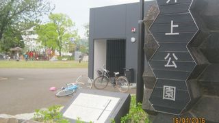 井上馨の銅像があります。