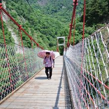 温泉の前に周囲に有る歩道で山歩きに挑戦。吊り橋も有る