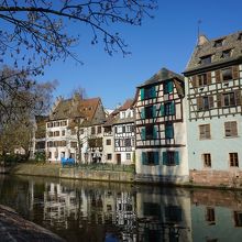 運河沿いの木骨組の家