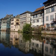 運河沿いの木骨組の家 