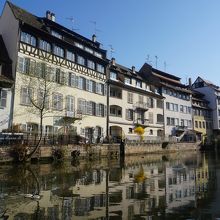 運河沿いの木骨組の家 