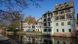 【ストラスブール】 ルイーズ ワイス公園、運河沿いの木骨組の家が素敵！