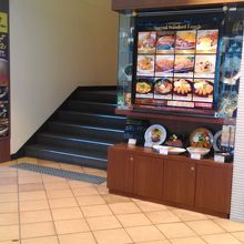 お店は階段を上がったところです。