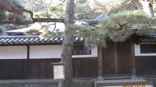 原三溪が隠居所として建てた数寄屋風建築です。