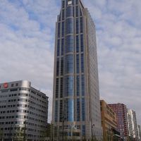 駅を出ればすぐ分かる印象的なビルです。