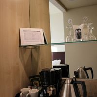 湯沸かしポットとコーヒーメーカーがあります。