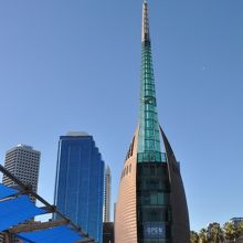 港の側から。高層ビルと高さを競う