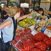 週末ごとに開かれる伝統の市場