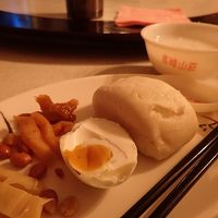 朝食はバイキング形式のおかゆ。普通です。