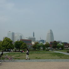 みなとみらい地区の高層ビル、ホテル、大観覧車を見渡せます