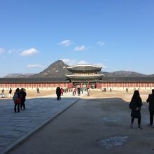 光化門をくぐると広場が。