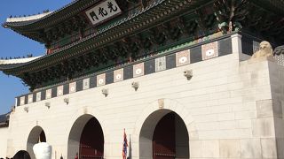 王宮守門将交代式が見られます