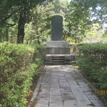 「勅撰銅碑」です。ひっそりとたっています。