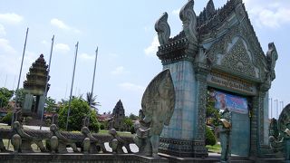 戦没者の墓碑がある