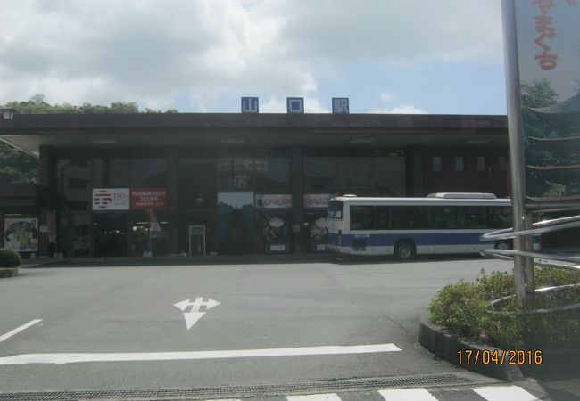 駅舎は新しい建物です。