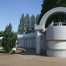 「さぎ山記念公園」の中にあります