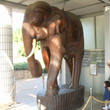 タイのチーク材で彫られた木彫の像が入口に展示されています