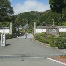 総門にあたる入り口です。