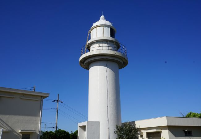 磯崎の住宅地のならびに立つ白亜の灯台