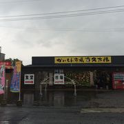 プレハブ小屋のような店内