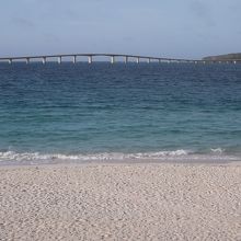 来間大橋を望む