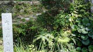 裏手の井戸にも立ち寄りたい