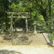 野田神社と並んで建てられています。