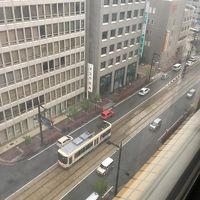 窓の下には路面電車。