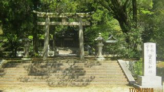 野田神社と並んで建てられています。