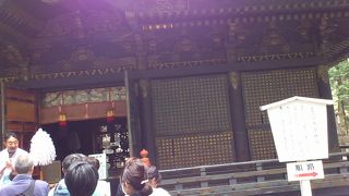 宝塔の前の黒い建物