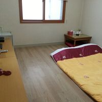 布団を2枚敷いて部屋はいっぱいになります