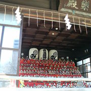 神楽殿に大きな雛壇飾りがありました