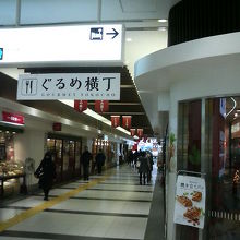 西口へ向かう途中にあります。