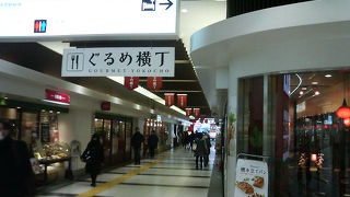 大半の店が10時以降の開店なので昼食・夕食向け