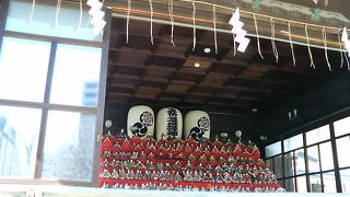 神楽殿に大きな雛壇飾りがありました