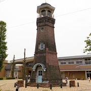 小学校前に建つ鐘楼
